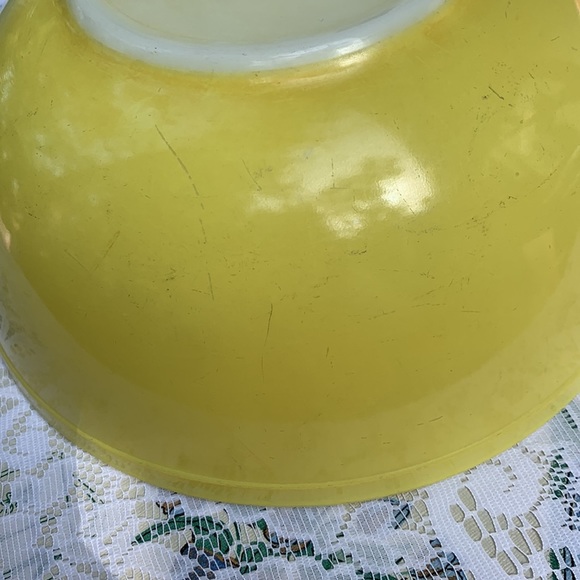 Vintage Pyrex 4 QT bowl - Picture 6 of 7